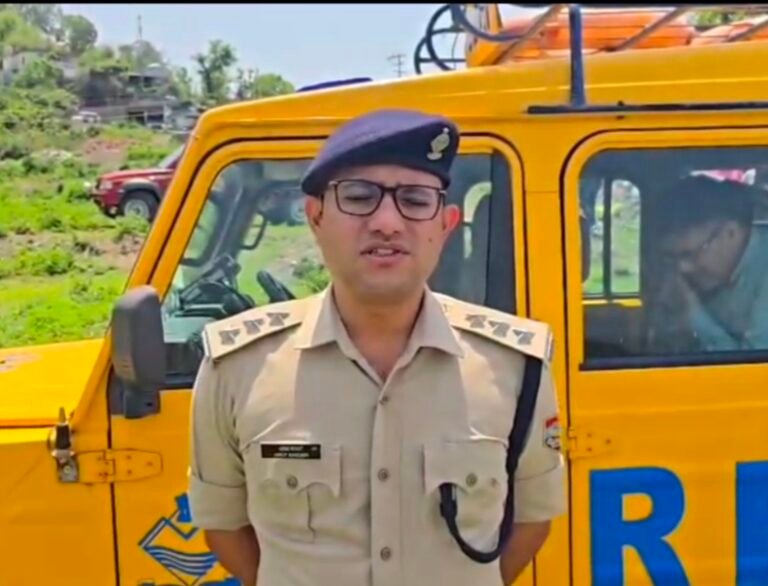 झड़ीपानी रोड पर 500 मीटर गहरी खाई में गिरी कार, महिला की मौत, 3 घायल