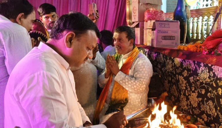 रुड़की में भक्तिमय रात: खाटू श्याम संकीर्तन में उमड़ा जनसैलाब, पूर्व मेयर गौरव गोयल समेत दिग्गजों ने की पूजा-अर्चना