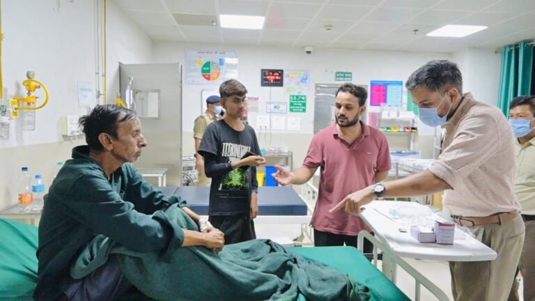 औचक निरीक्षणः कोरोनेशन अस्पताल की बदहाली पर भड़के डीएम, व्यवस्थाएं सुधारने के सख्त निर्देश