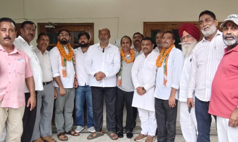 भाजपा की नीतियों से दुखी होकर जुड़े कांग्रेस से: रुड़की में दर्जनों कार्यकर्ताओं ने ली सदस्यता