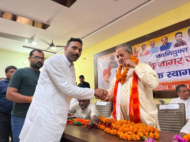 भाजपा कार्यालय पर कार्यकर्ताओं ने नवाब सिंह नागर में किया संबोधित