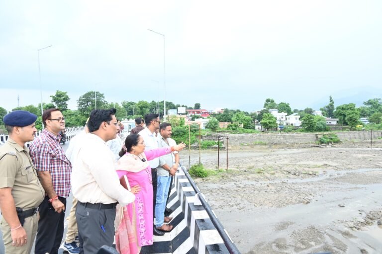 संभावित आपदा से पूर्व तैयारियों का लिया जायजा, विधानसभा अध्यक्ष ऋतु खण्डूडी भूषण ने अधिकारियों के साथ मालन, सुखरौ एवं खोह नदियों का किया निरीक्षण