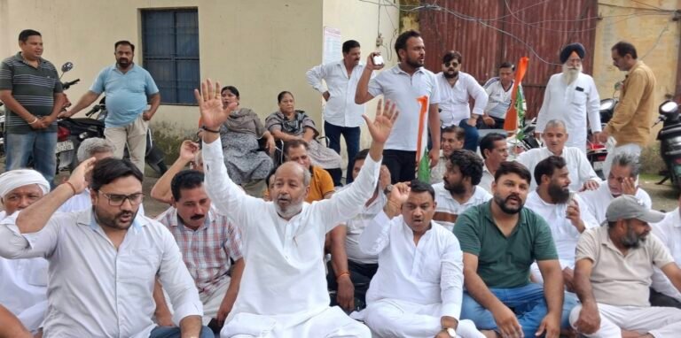 चरमराई विद्युत व्यवस्था” के खिलाफ कांग्रेस सड़क पर, अधिशासी अभियंता पर भ्रष्टाचार और तानाशाही के आरोप