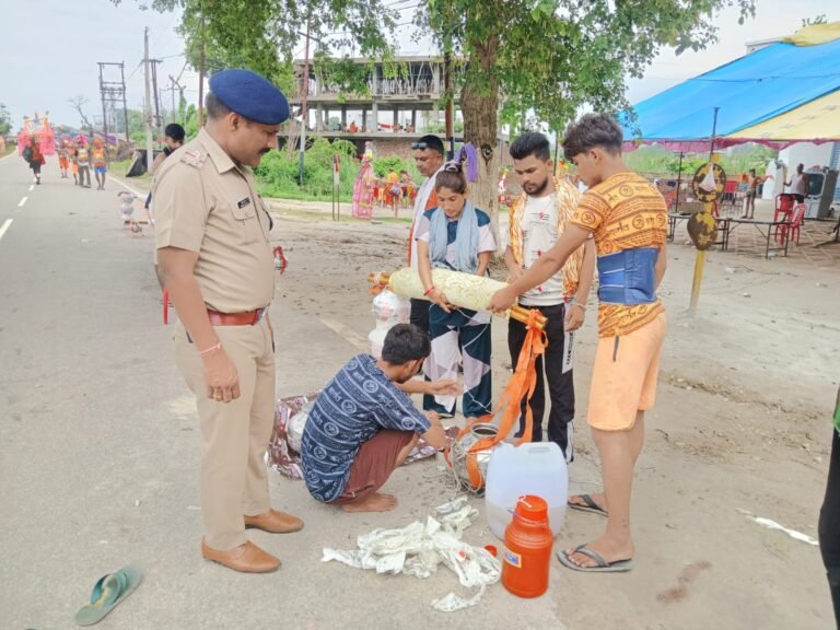 भोले का जल खंडित होने पर पुलिस द्वारा तत्काल मौके पर शांति व्यवस्था बनाते हुए भोले को हर की पैड़ी से जल उपलब्ध कराकर किया गंतव्य के लिए रवाना
