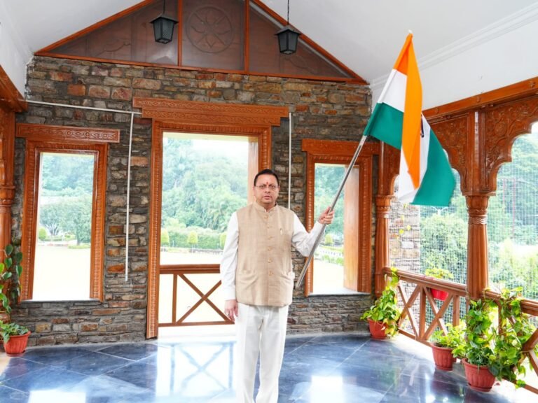 मुख्यमंत्री धामी ने मुख्यमंत्री आवास पर तिरंगा लगाकर दिया ‘हर घर तिरंगा’ का संदेश