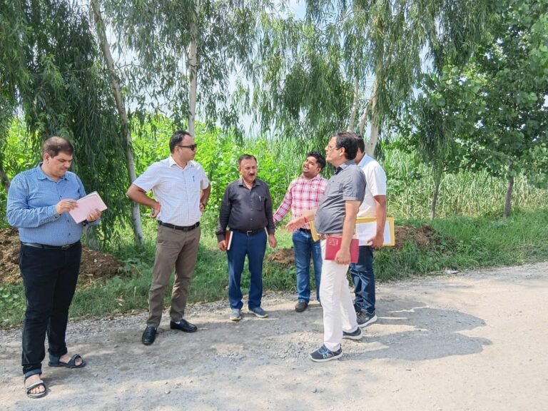 अपर मेलाधिकारी ने रुड़की और मंगलोर क्षेत्र में बस स्टेंड और सड़कों के निर्माण के कार्यों का किया स्थलीय निरीक्षण
