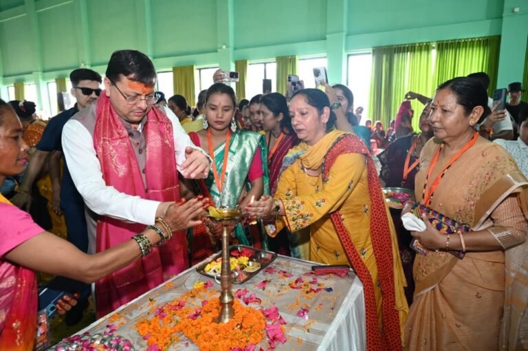 मुख्यमंत्री धामी की बड़ी घोषणा: अब 60 वर्ष की आयु से महिलाओं को रोडवेज बसों में मिलेगा मुफ्त सफर