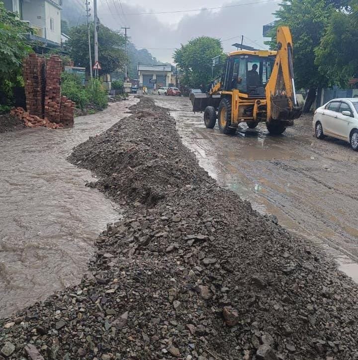देहरादून में बारिश के बीच प्रशासन अलर्ट, जलभराव वाले क्षेत्रों में QRT तैनात