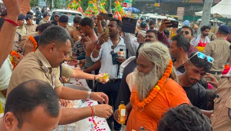 कांवड़ियों के बीच शंकराचार्य चौक पहुंचे डीएम व एसएसपी हरिद्वार, बाँटे फल, जूस एवं पेयजल