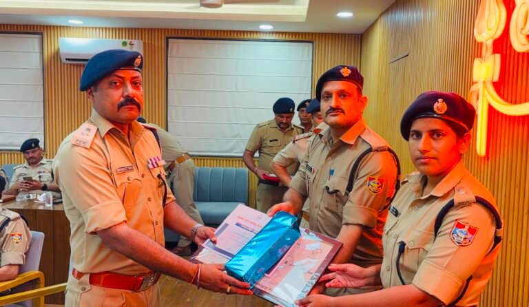मेहनत के दम पर खाकी का मान बढ़ाने वाले 04 पुलिस कर्मी और एक स्पेशल पुलिस ऑफिसर सम्मानित