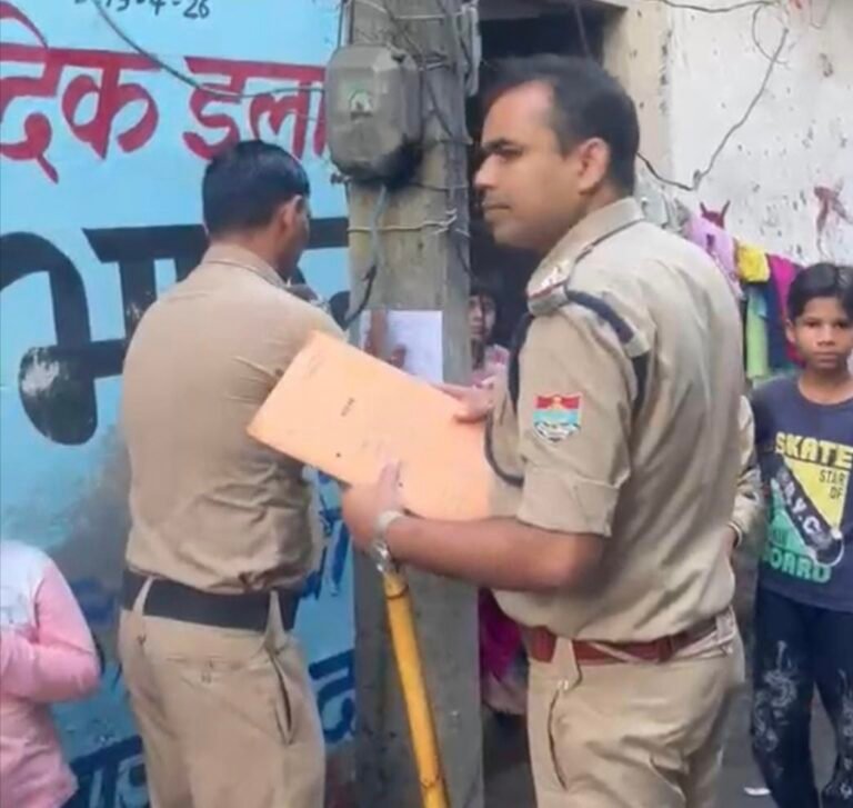 ढोल बजाकर खोली अपराधियों की पोल,भूमि धोखाधड़ी में फरार चल रहे अभियुक्तो की संपत्ति कुर्की की उदघोषणा करने उनके घर पहुंची दून पुलिस