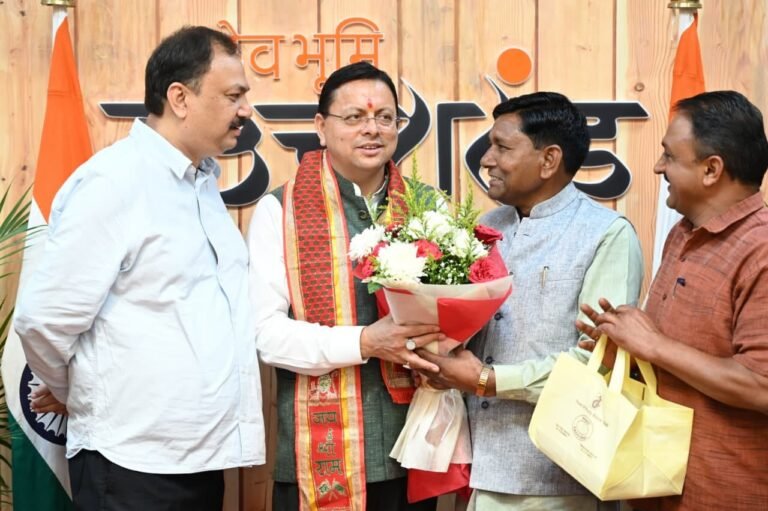 मुख्यमंत्री पुष्कर सिंह धामी के जन्मदिवस पर मुख्यमंत्री आवास में उमड़ा आत्मीयता का माहौल, मंत्रीगण, अधिकारी-कर्मचारी और जनप्रतिनिधियों ने दी शुभकामनाएं