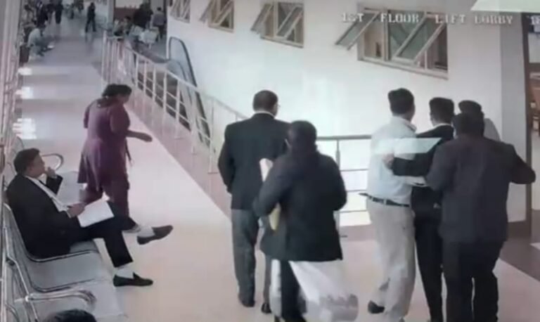 देहरादून कोर्ट परिसर में हादसा: गवाही देने आई महिला पहली मंजिल से गिरी, चक्कर आने से गिरने की बात कही, दून अस्पताल में भर्ती