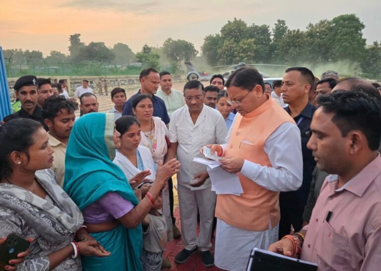 खटीमा पहुंचे सीएम धामी, हेलीपैड पर सुनी जनसमस्याएं, अधिकारियों को दिए त्वरित समाधान के निर्देश