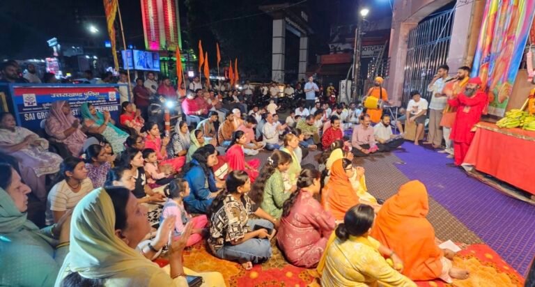देहरादून के घंटाघर प्रांगण में साप्ताहिक हनुमान चालीसा पाठ हेतु उमड़ा राम भक्तों का जनसैलाब