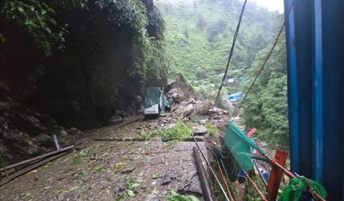 चीरबासा में दर्दनाक हादसा, पहाड़ी से पत्थर गिरने से एक की मौत – केदारनाथ पैदल मार्ग बंद