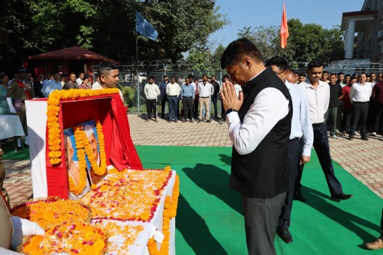 राष्ट्रपिता महात्मा गाँधी तथा पूर्व प्रधानमंत्री लाल बहादुर शास्त्री जी की जयंती के अवसर पर एसएसपी देहरादून द्वारा उनके चित्रों पर माल्यार्पण कर दी श्रद्धांजलि